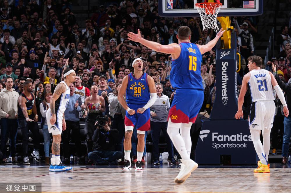 展现出他在 展现出他在